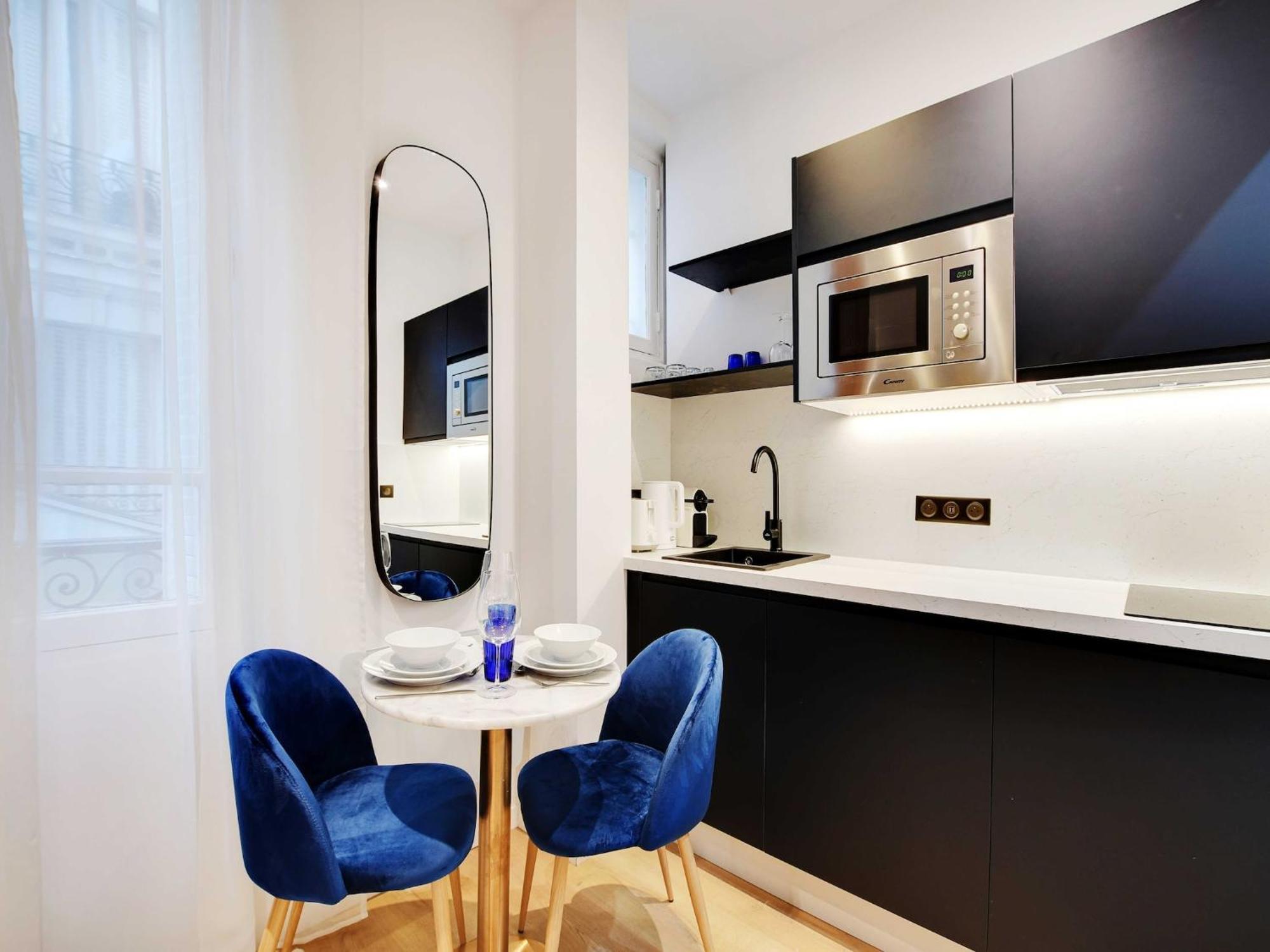 Cozy Parisian 2p In The Prestigious 8th Parijs